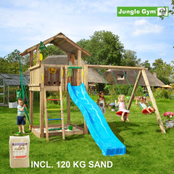 Jungle Gym Chalet leikkitornikokonaisuus keinumoduulilla, 120 kg hiekkaa sekä sininen liukumäki