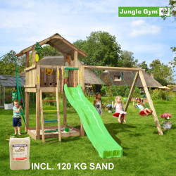 Jungle Gym Chalet leikkitornikokonaisuus keinumoduulilla, 120 kg hiekkaa sekä vihreä liukumäki