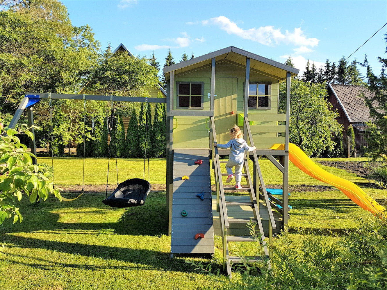 Fixu 3 Leikkimökki hiekkalaatikolla, liukumäellä, keinuilla ja kiipeilyseinällä, maalaamaton