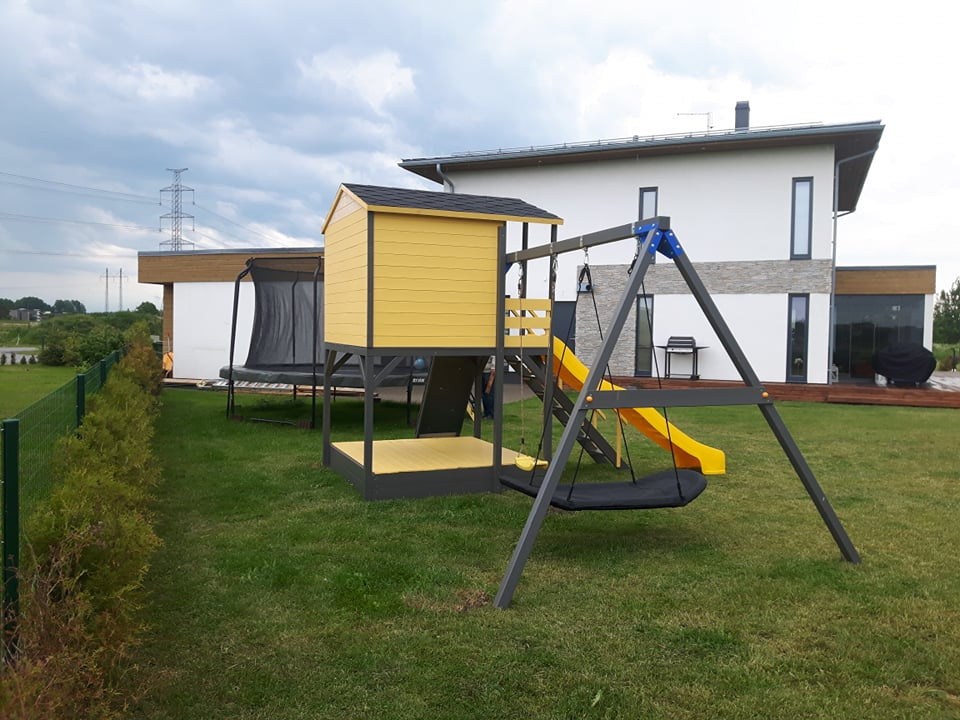 Fixu 3 Leikkimökki hiekkalaatikolla, liukumäellä, keinuilla ja kiipeilyseinällä, maalaamaton