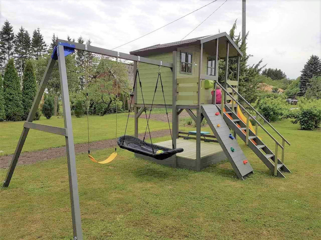 Fixu 3 Leikkimökki hiekkalaatikolla, liukumäellä, keinuilla ja kiipeilyseinällä, maalaamaton