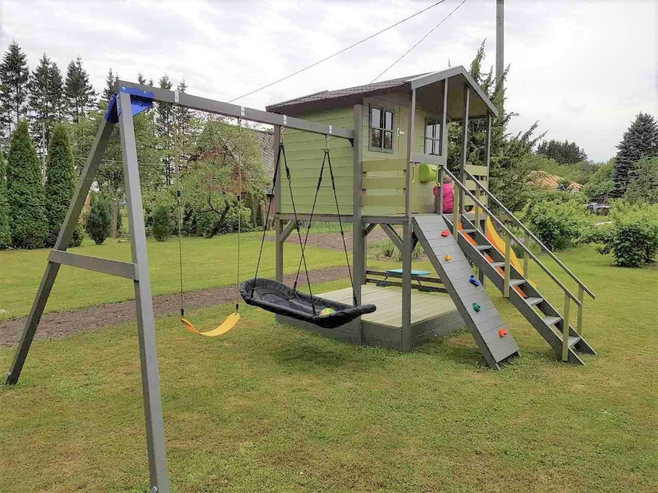 Fixu 3 Leikkimökki hiekkalaatikolla, liukumäellä, keinuilla ja kiipeilyseinällä, maalaamaton