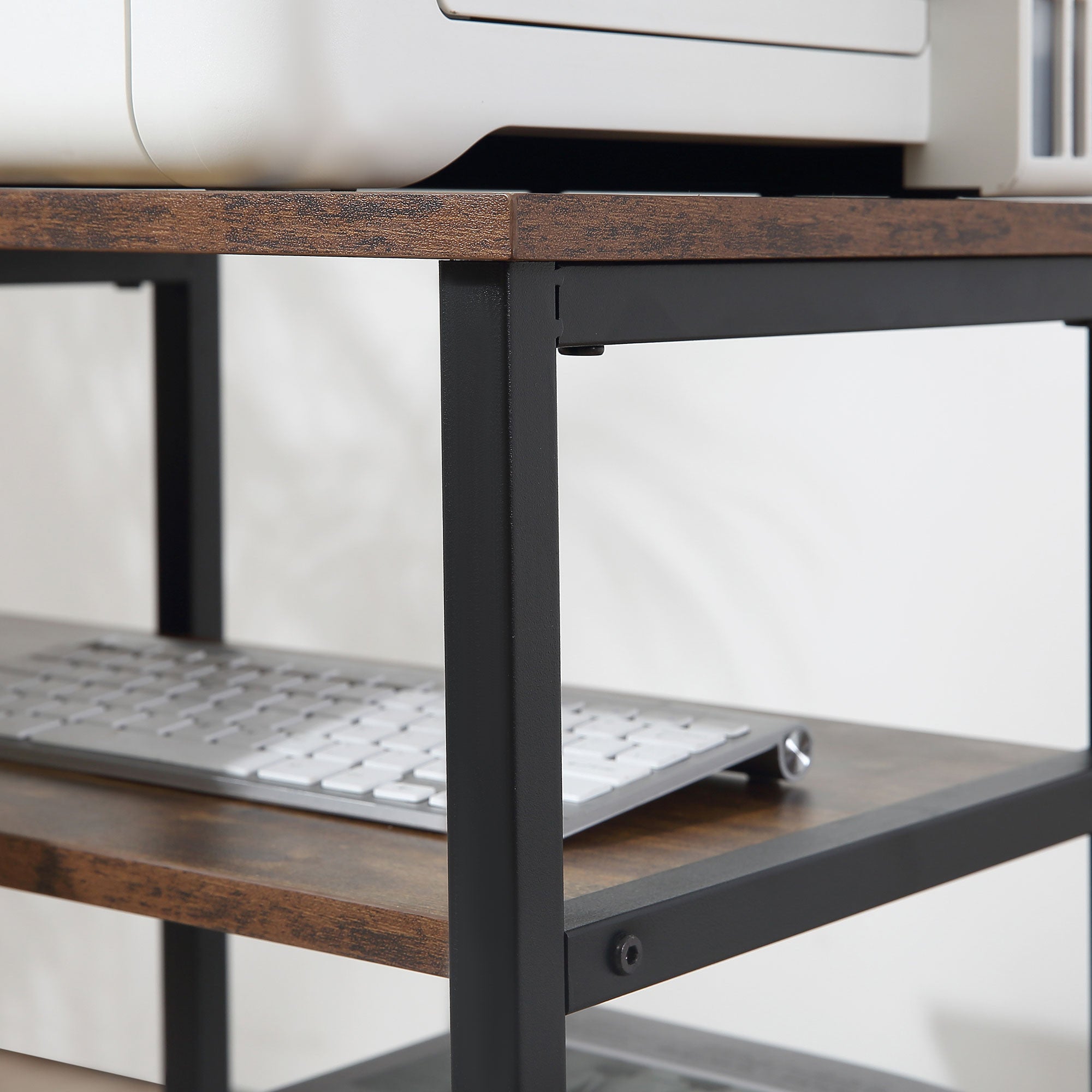 Tietokonepöytä mustaruskea 135 cm x 90 cm x 79 cm