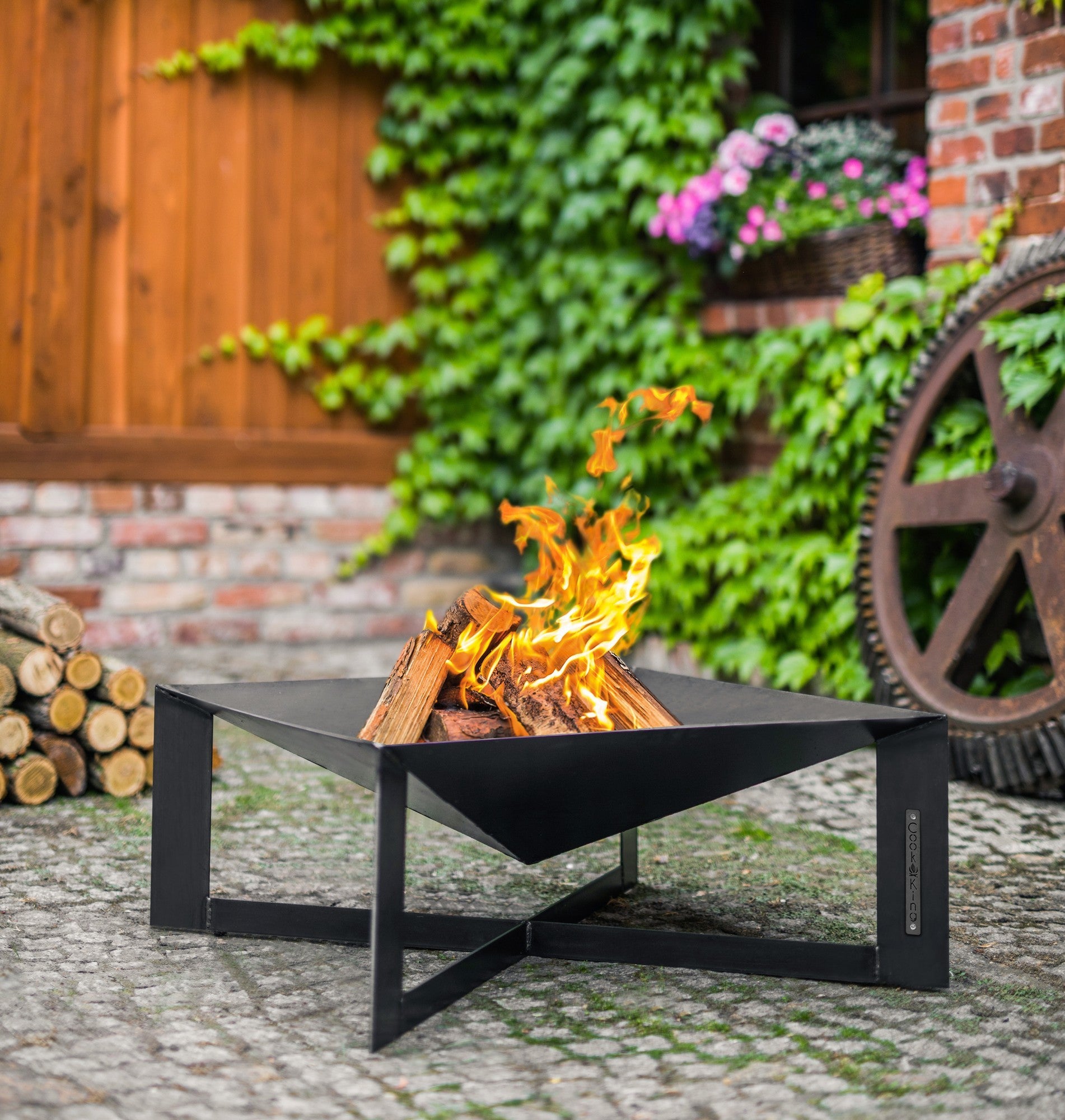 CUBA ulkotulisija musta teräs, 70 x 70 cm