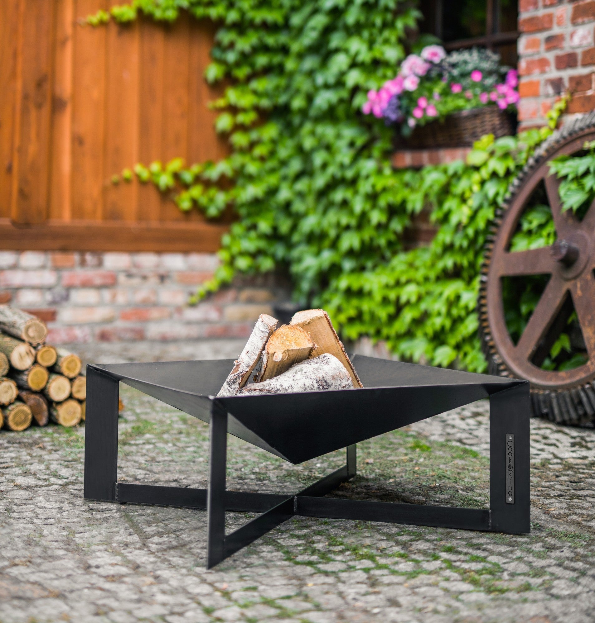 CUBA ulkotulisija musta teräs, 70 x 70 cm