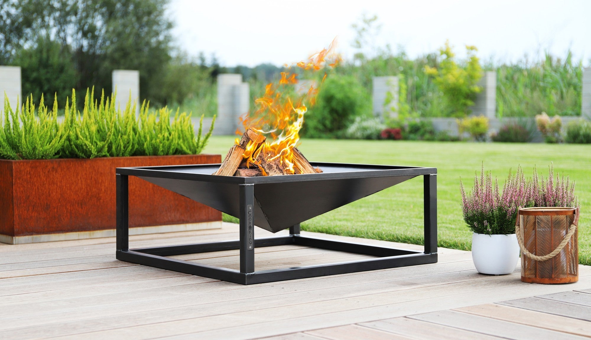 SQUARE ulkotulisija musta teräs, 70 x 70 cm