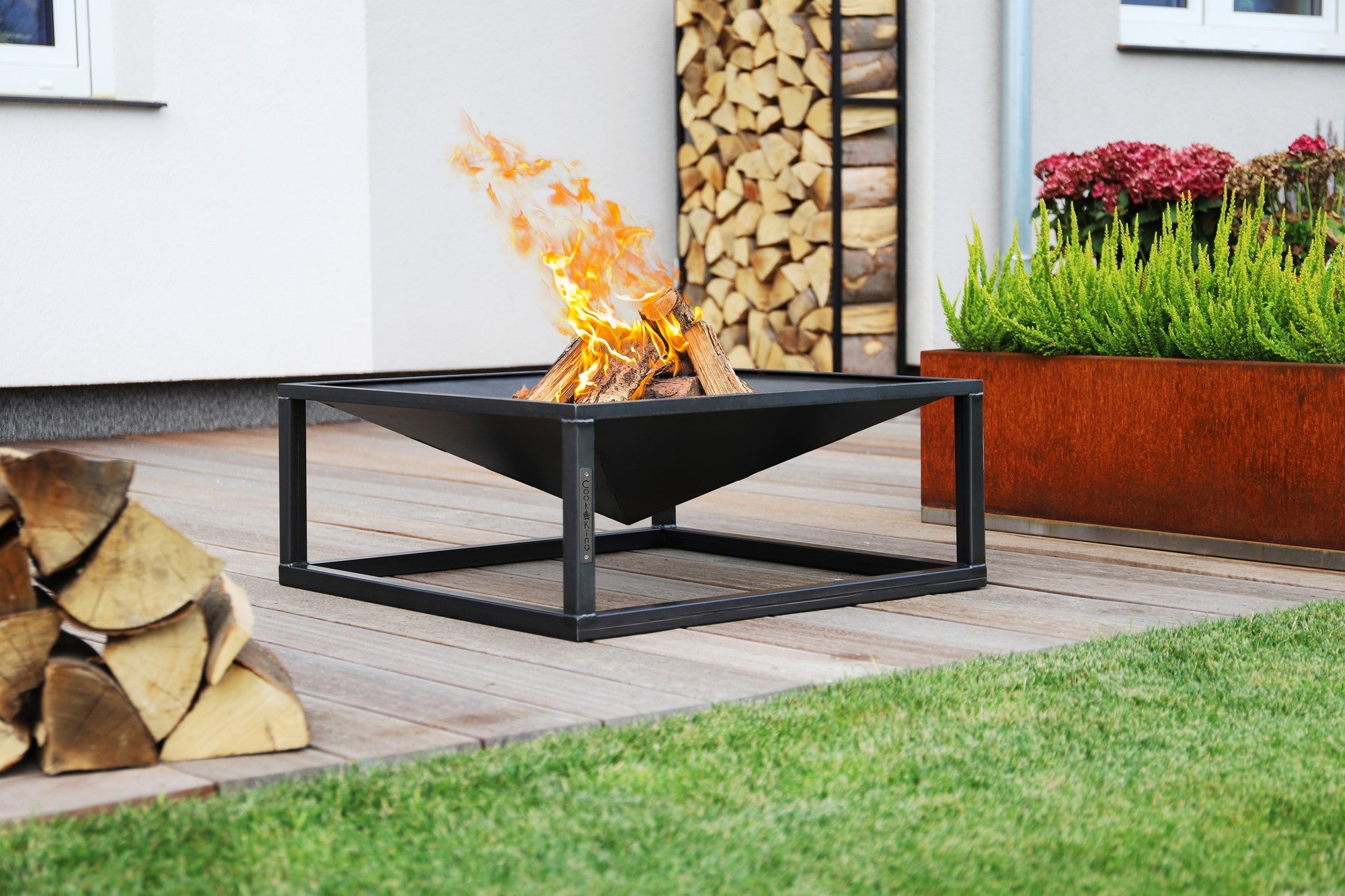 SQUARE ulkotulisija musta teräs, 70 x 70 cm