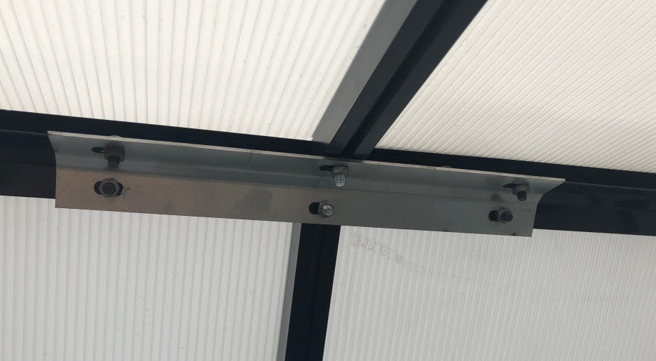 Kasvihuone 10 m² – 4 mm kennolevyt, alumiinirunko, sokkeli ja rännit