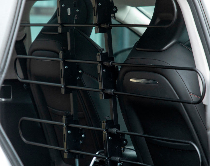 Tukeva Turva-aita / Koiraportti Tavaratilaan, 150 x 9 x 124 cm, Terästä