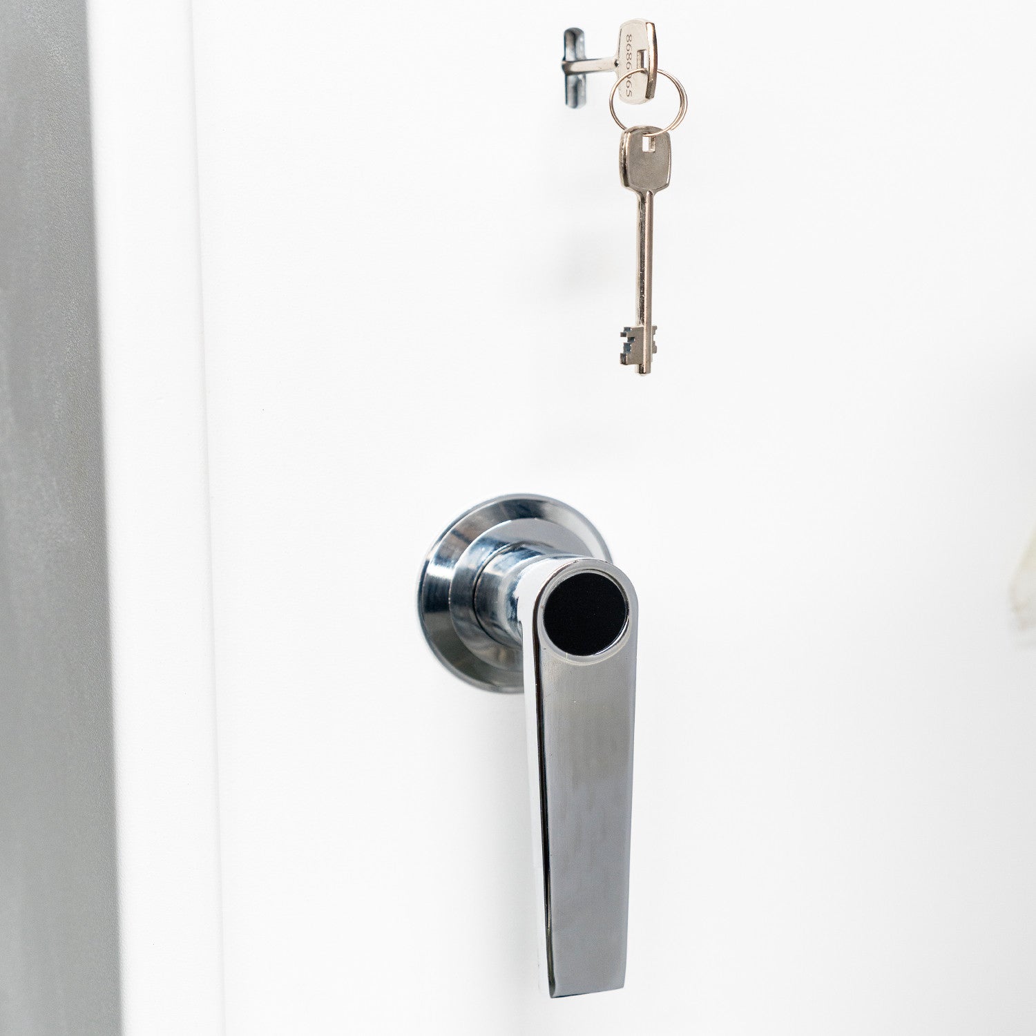 POHJOLAN URHEILUTARVIKE Asekaappi 5 Aseelle EN 14450, 146x35x35cm, Valkoinen