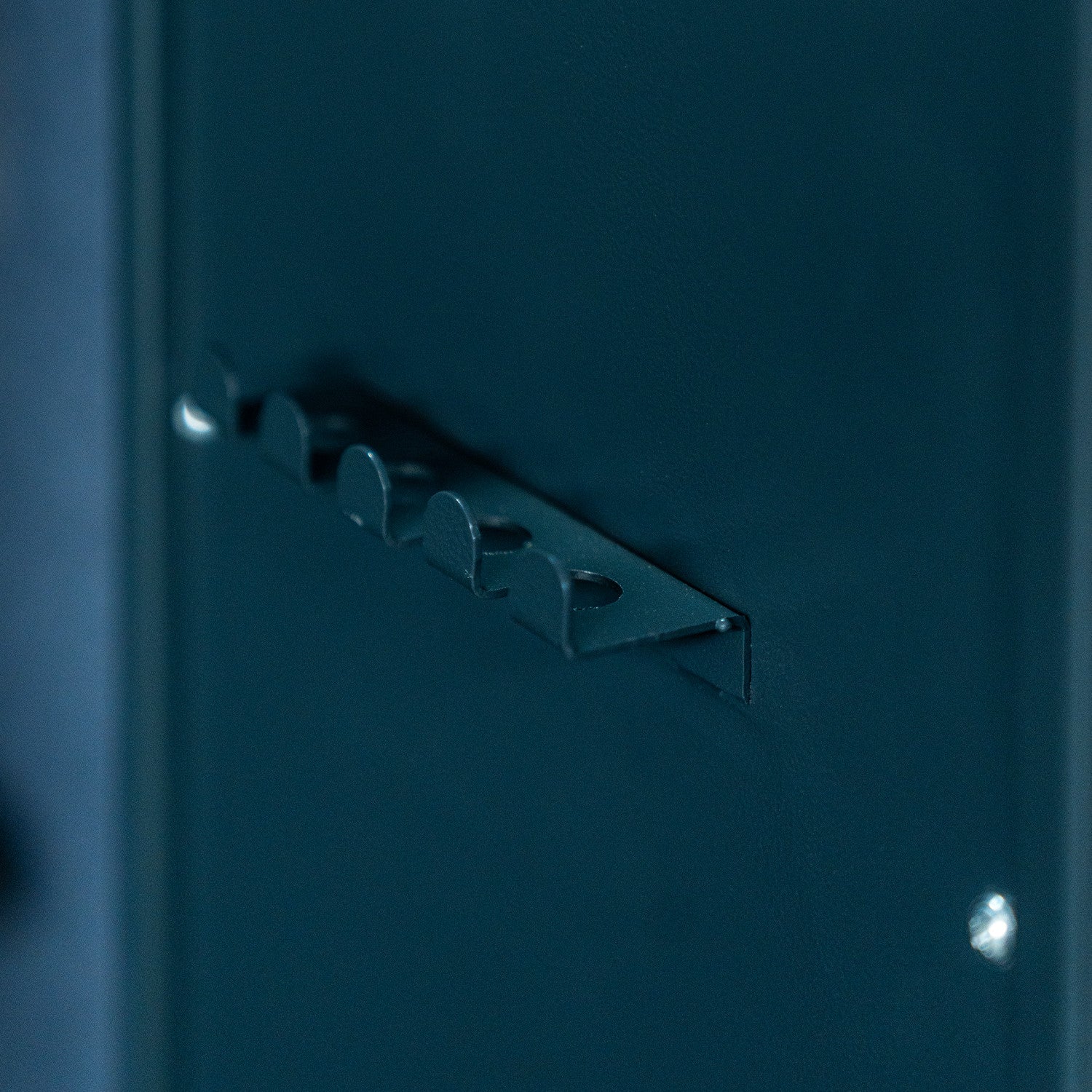 POHJOLAN URHEILUTARVIKE Asekaappi 5 Aseelle, hylly kiskoilla, EN 14450, 146x35x35cm, Harmaa