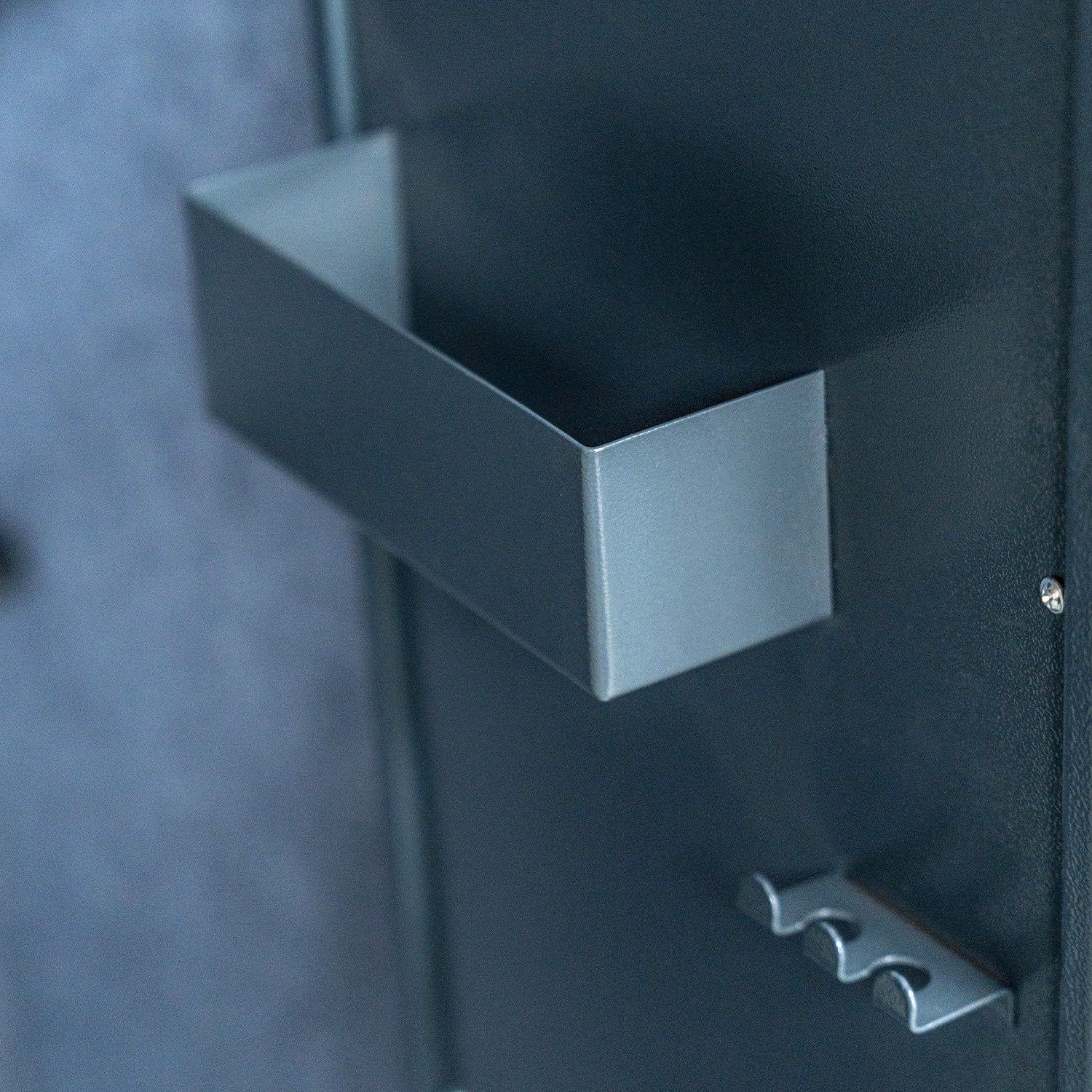 POHJOLAN URHEILUTARVIKE Asekaappi 7 Aseelle, hylly kiskoilla, EN 14450, 159x50x41cm, Harmaa