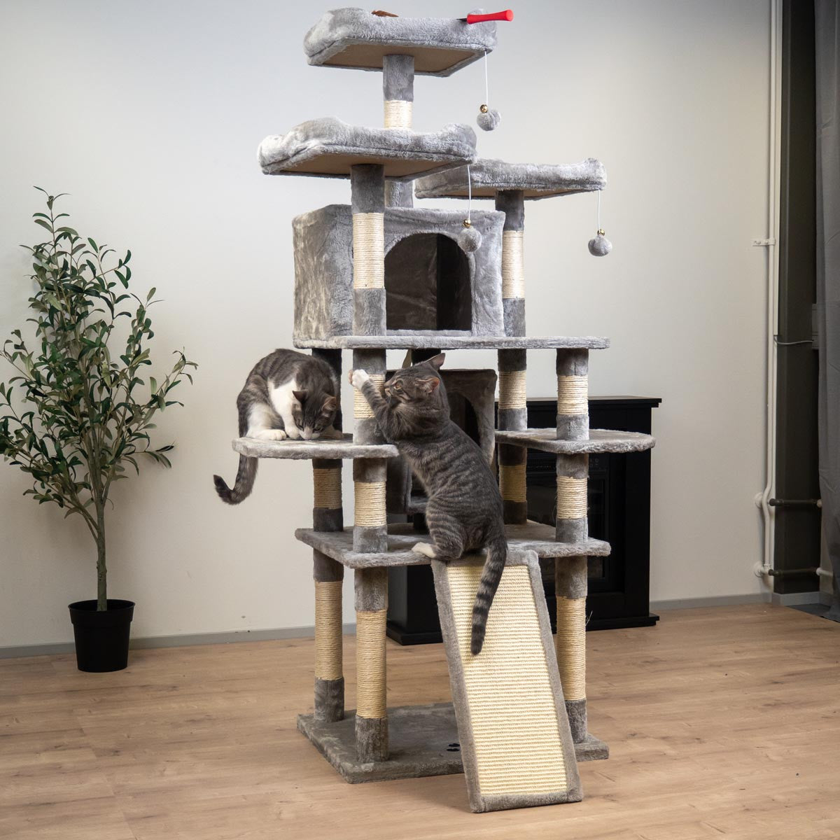 Kisskiipeilypuu Tower. 170 cm