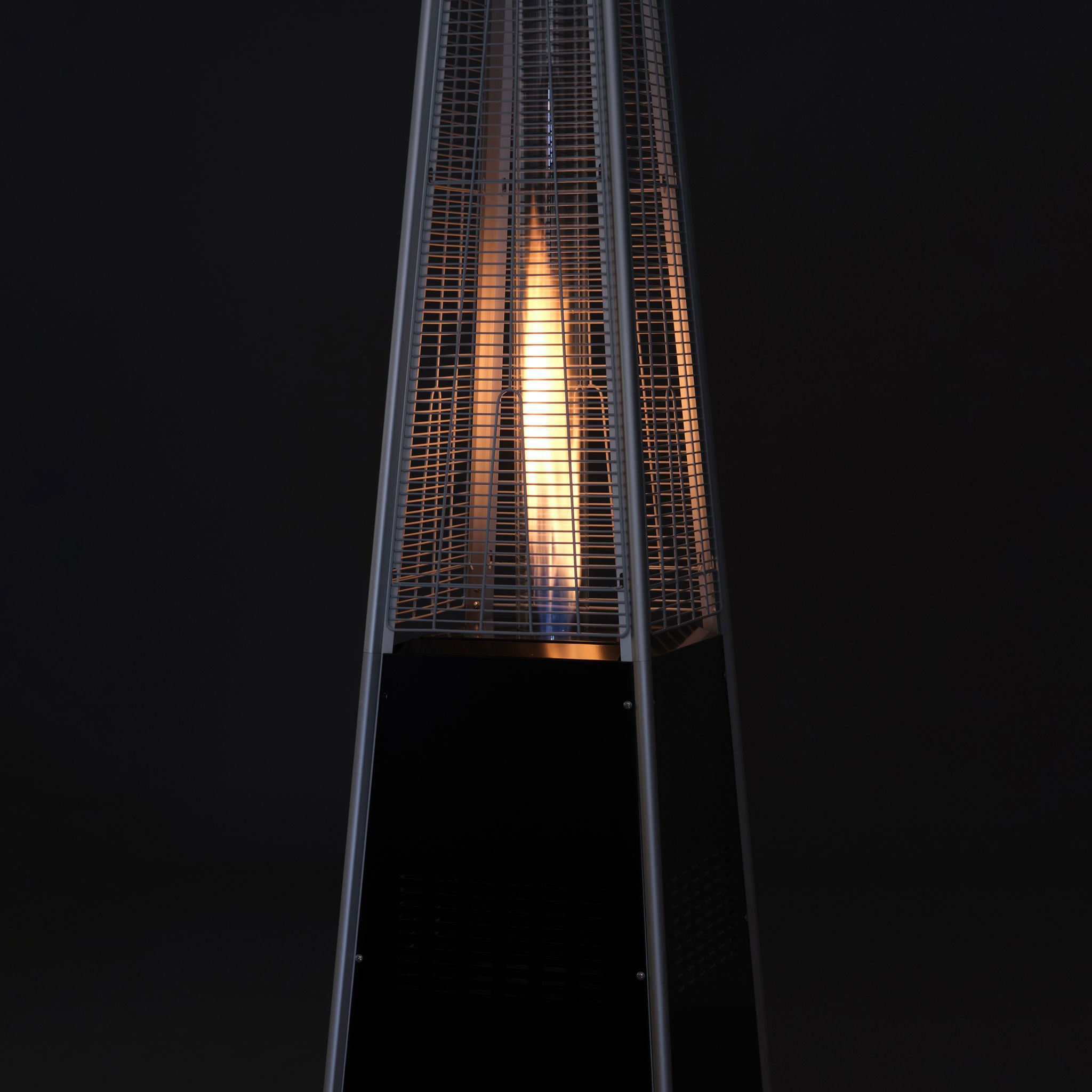 FORNORTH TERASSILÄMMITIN PYRAMID, 13kW kaasukäyttöinen, musta