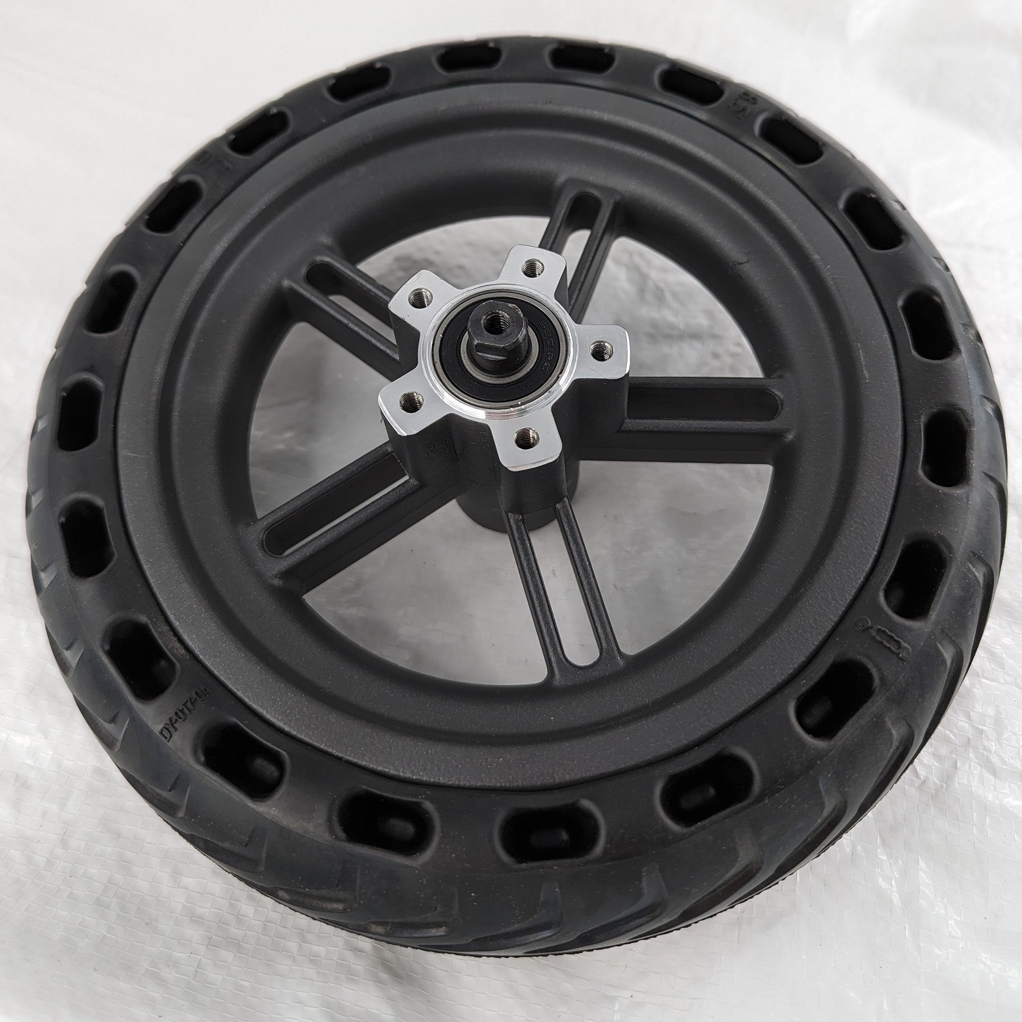 Sähköpotkulaudan 8,5" honey comb eturengas vanteella