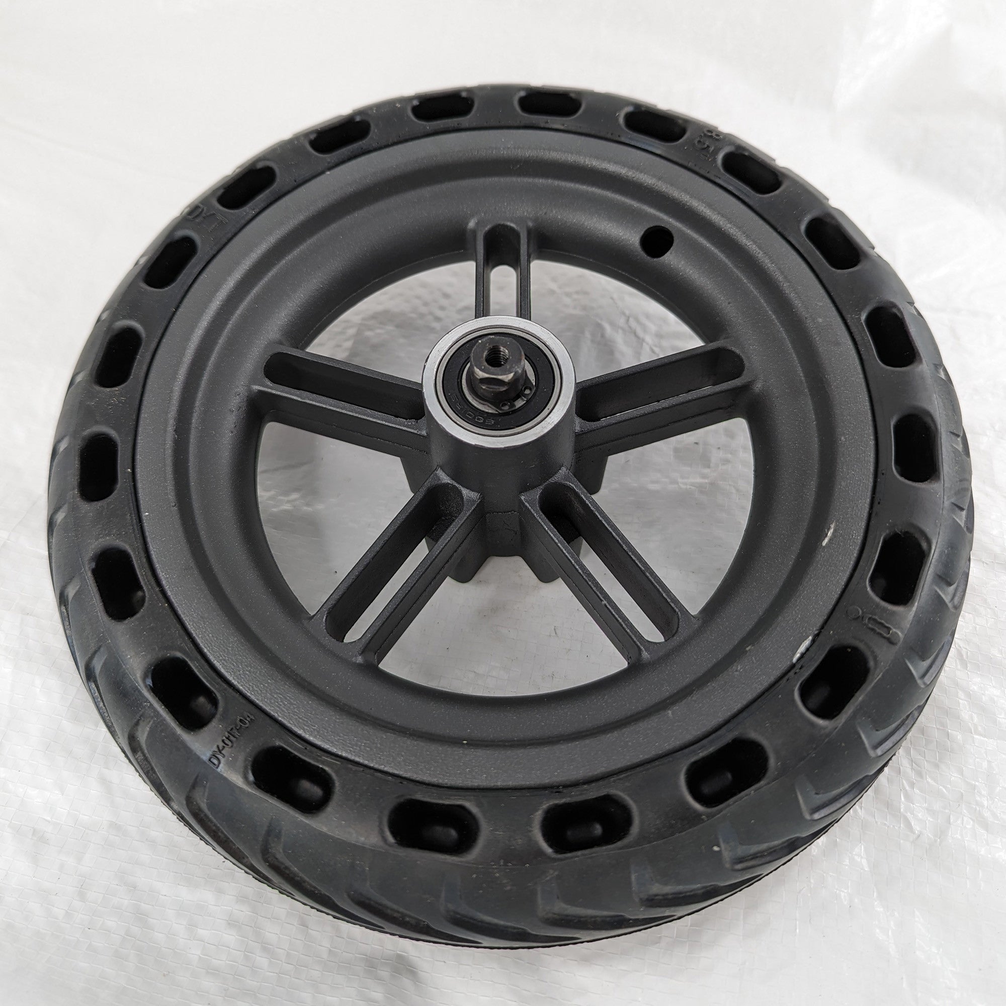 Sähköpotkulaudan 8,5" honey comb eturengas vanteella