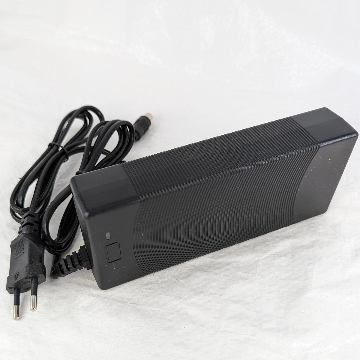 Sähköpotkulaudan laturi 48V 2A