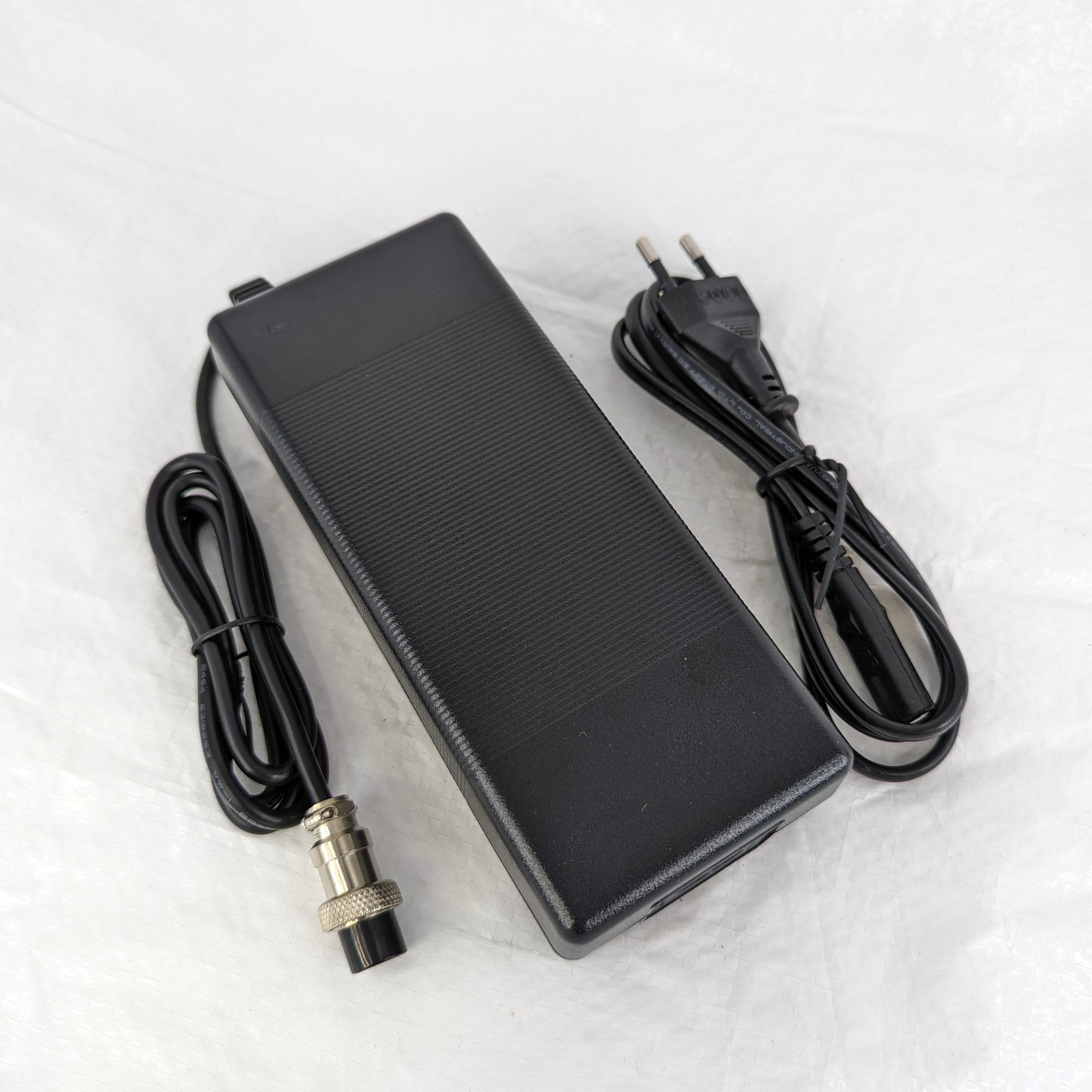 Sähköpotkulaudan laturi 48V (20Ah)