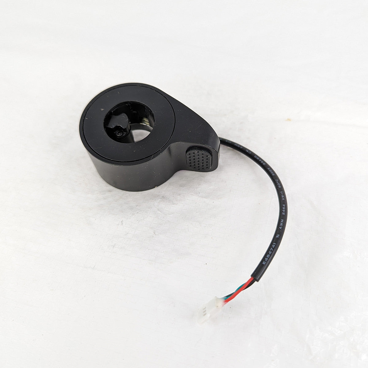 Sähköpotkulaudan peukalokaasu