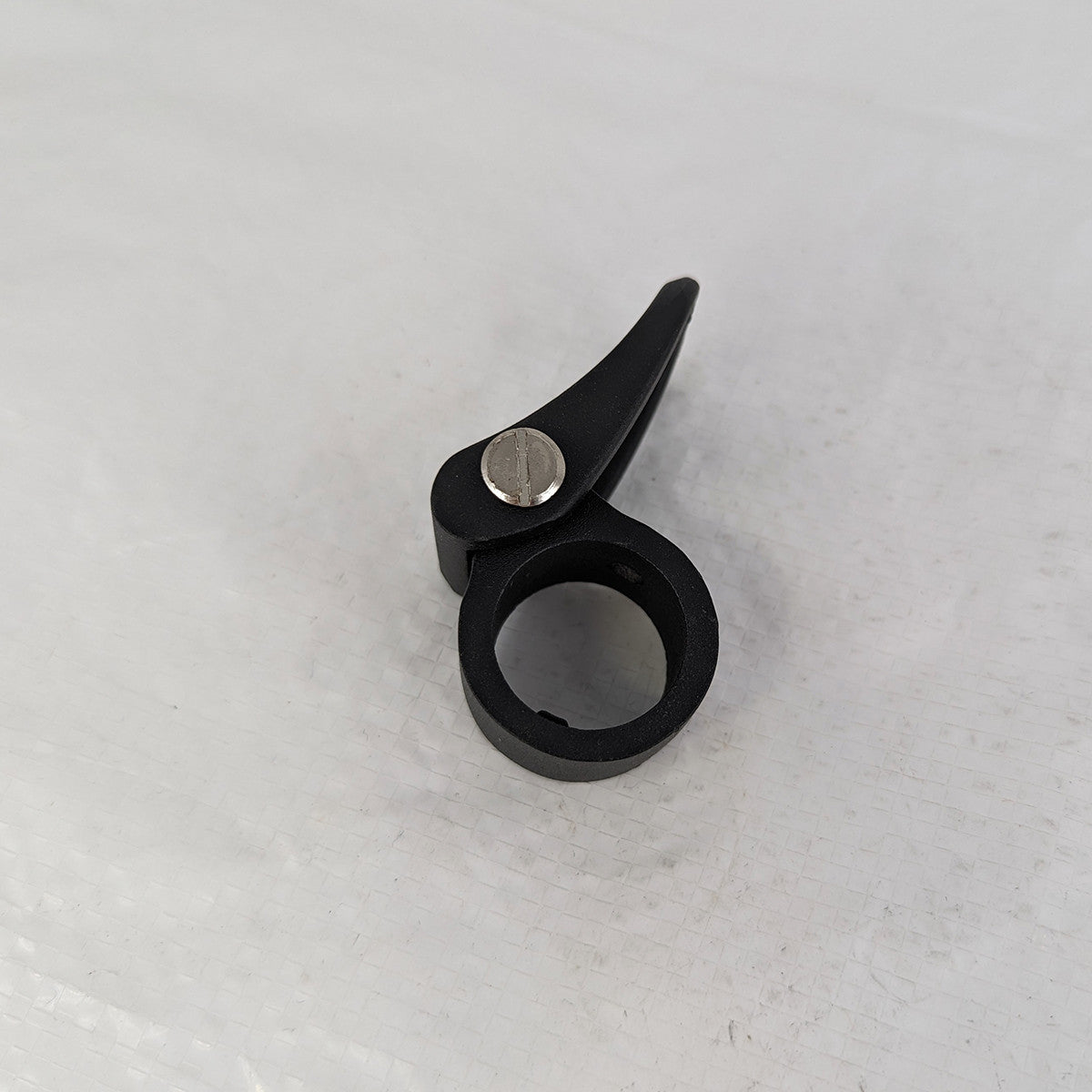 Sähköpotkulaudan taittomekanismin lukko