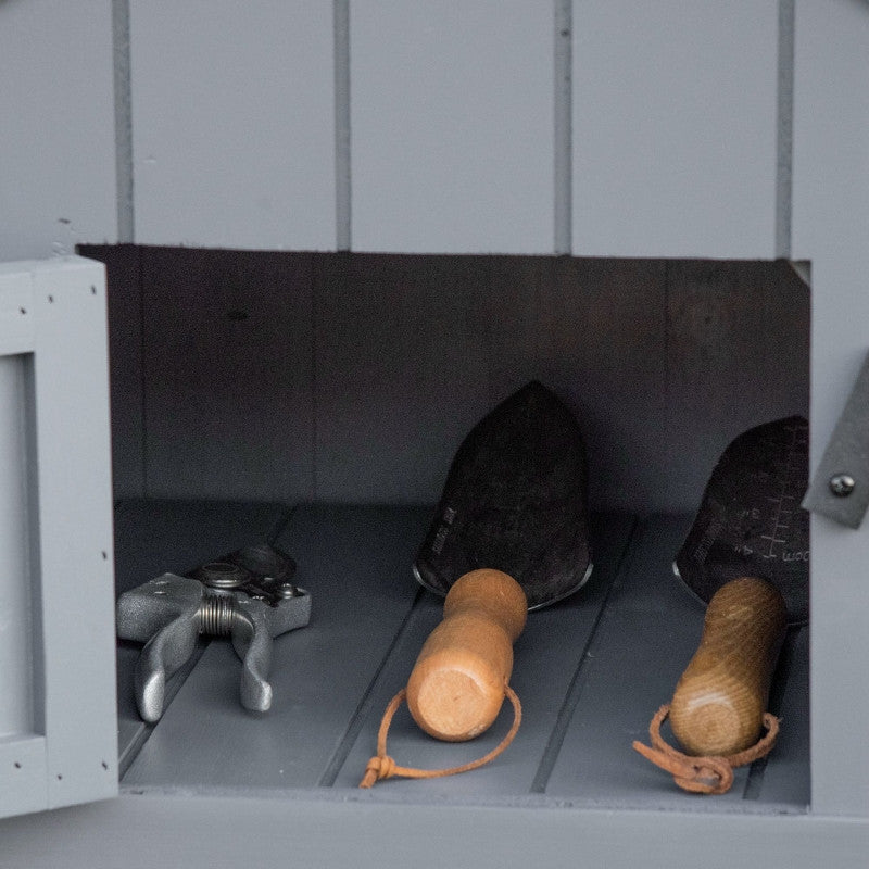 puutarhakaappi, avoin polttopuuosasto, lukittava ovi, säänkestävä, luonnonpuu, 129 x 51,5 x 180cm, harmaa+musta