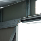 vaja, työkaluvaja liukuovella, ikkunalla, yksipuolisella harjakatolla, teräs, tummanvihreä, 280 x 130 x 172 cm.