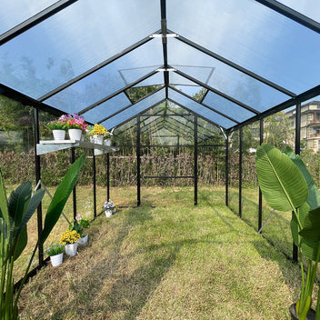 Glasväxthus 8,6 m² – aluminiumram, härdat glas, tak av polykarbonat