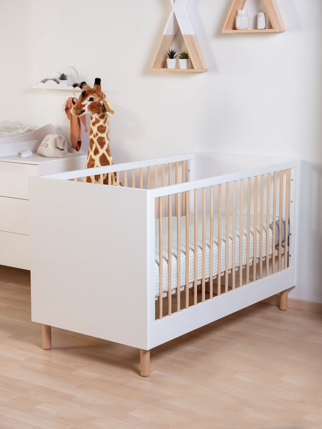 Valkoinen pinnasänky 70x140 cm – muunneltava ja turvallinen vauvan ja taaperon sänky