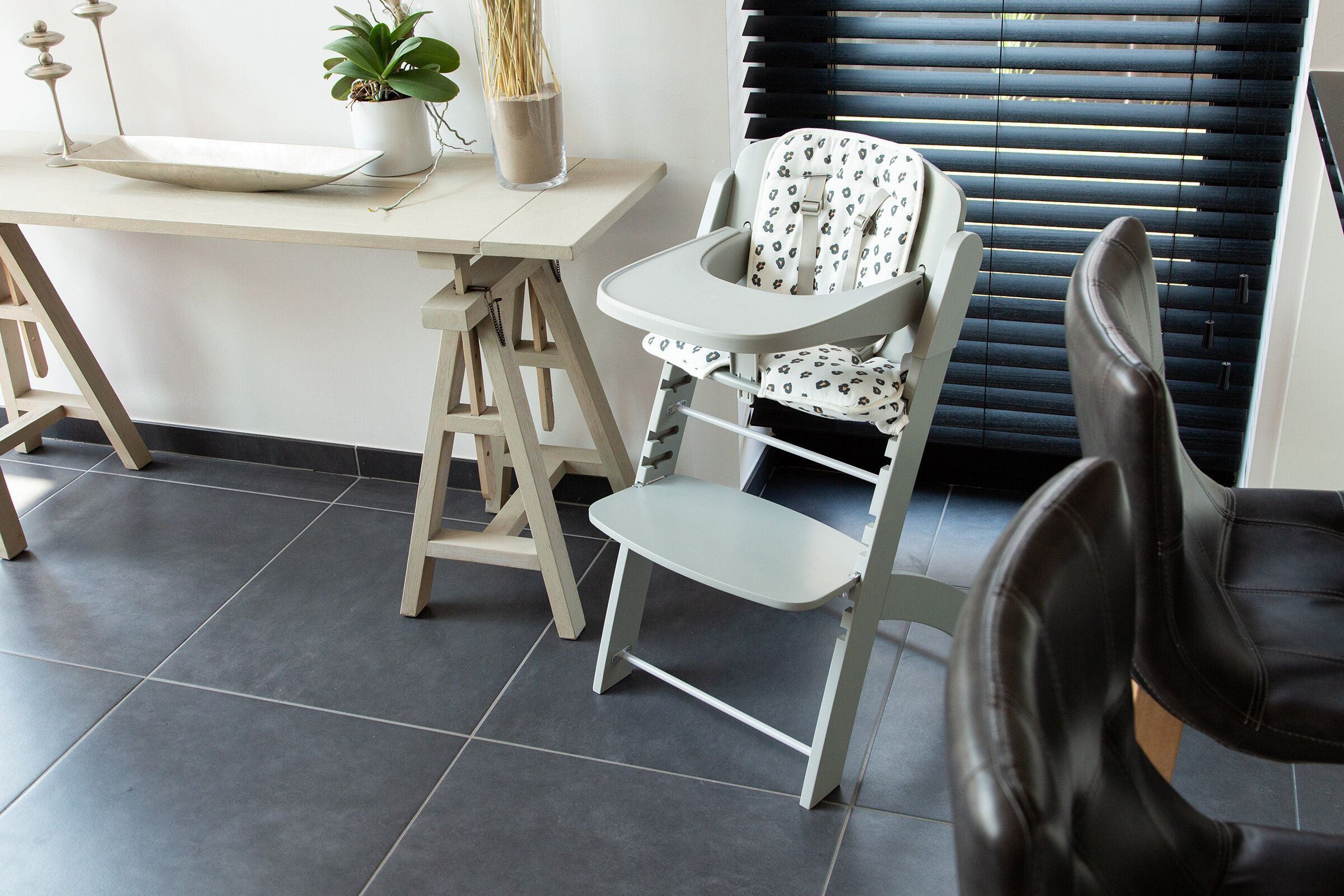 Childhome - EVOSIT syöttötuoli + syöttöalusta, harmaa