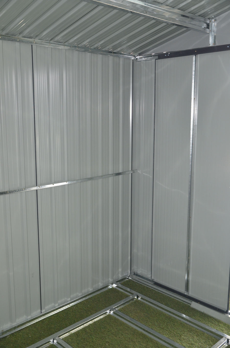 Outlet pihavaja 2,7 m² – metallinen varasto, sokkeli, lukittavat ovet