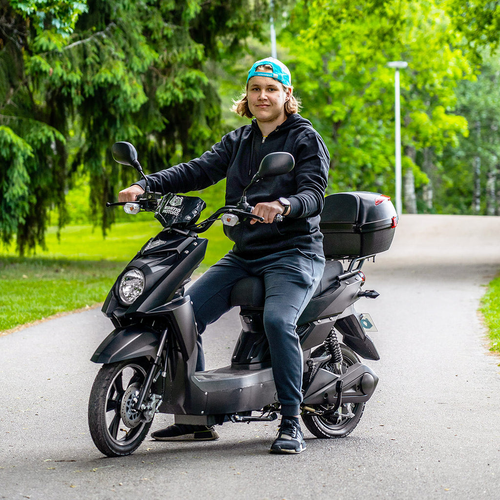 Kontio Motors e-Scooter 2.0 600W, 1.0kWh Lyijyakulla, Musta