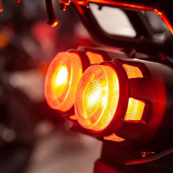 Kontio Motors e-Scooter 2.0 600W, 1.4kWh litium akku ja 3A Laturi, Musta