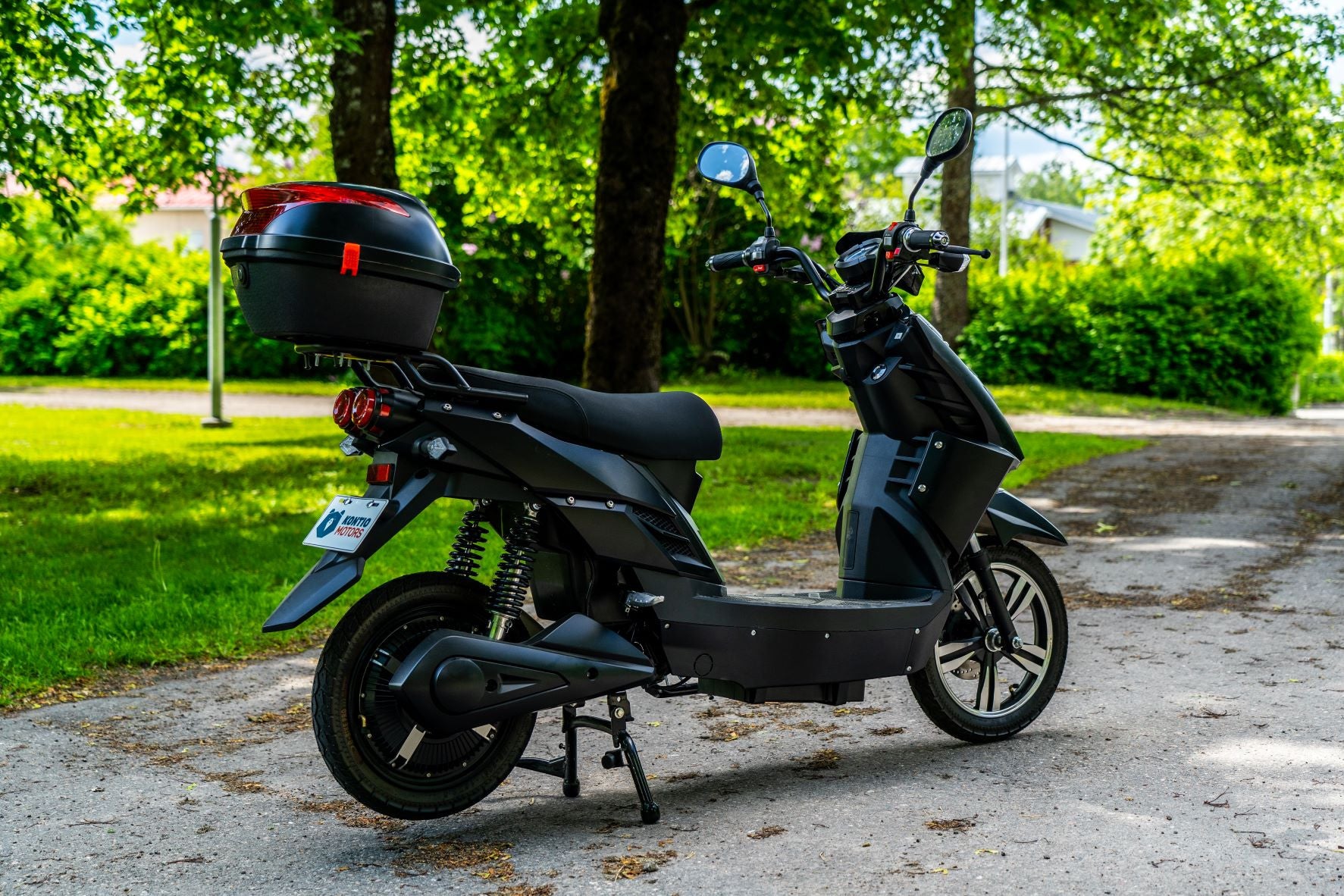 Kontio Motors e-Scooter 2.0 600W, 1.4kWh litium akku ja 3A Laturi, Musta