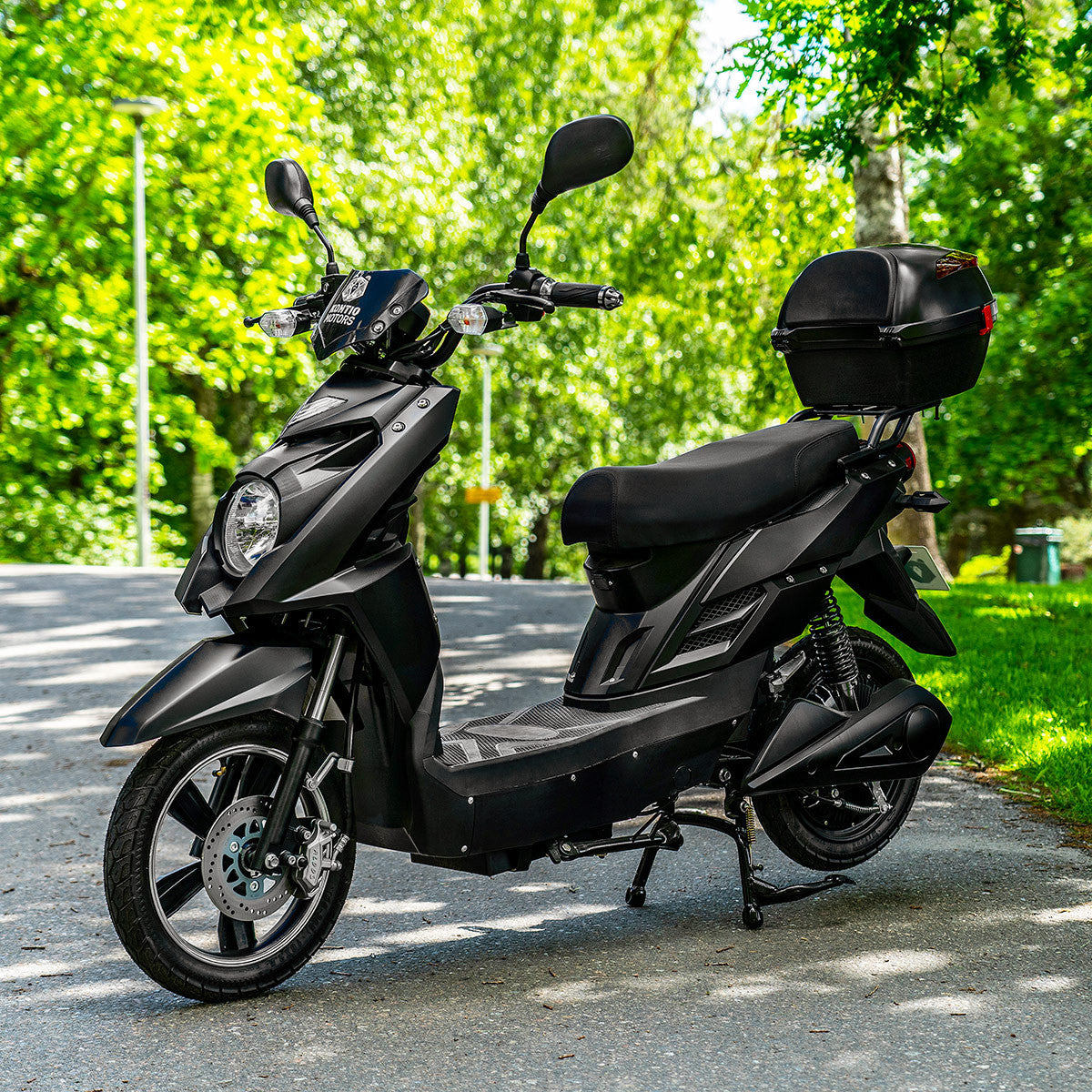 Kontio Motors e-Scooter 2.0 600W, 1.4kWh litium akku ja 3A Laturi, Musta