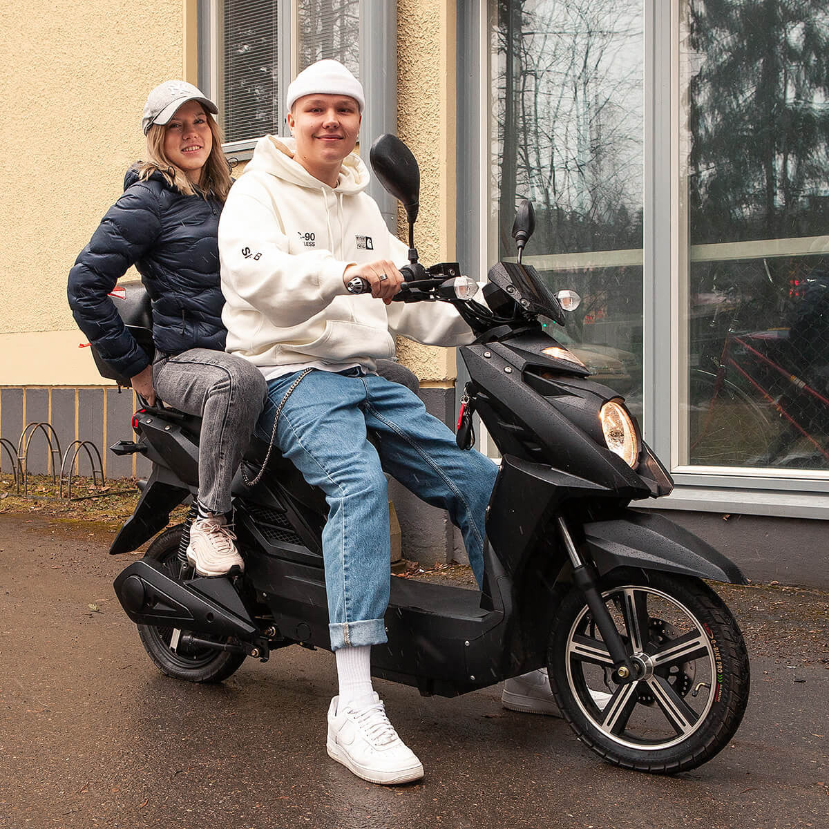 Kontio Motors e-Scooter 2.0 600W, 1.4kWh litium akku ja 3A Laturi, Musta