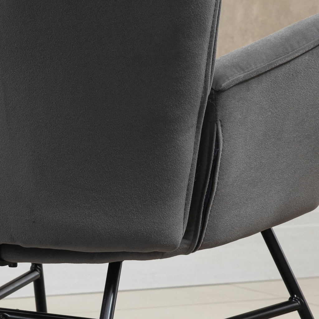 Keinutuoli skandinaavinen design – tummanharmaa samettipintainen nojatuoli, korkea selkänoja