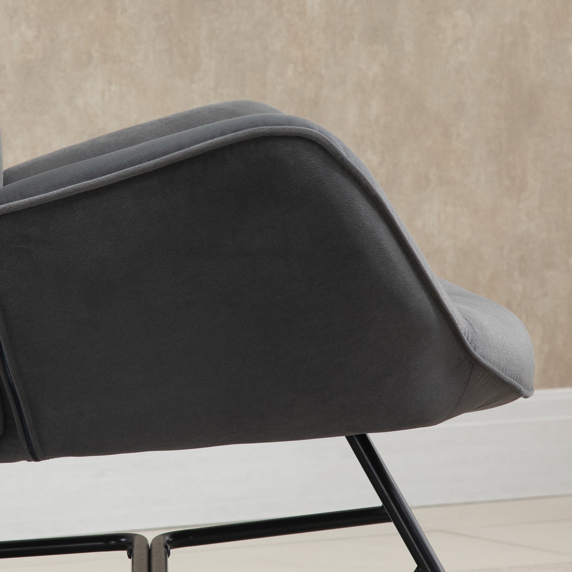 Keinutuoli skandinaavinen design – tummanharmaa samettipintainen nojatuoli, korkea selkänoja