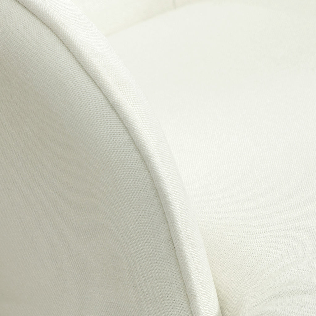 Keinutuoli ja rahi – valkoinen verhoiltu pyökkijalkainen nojatuoli rentoutumiseen