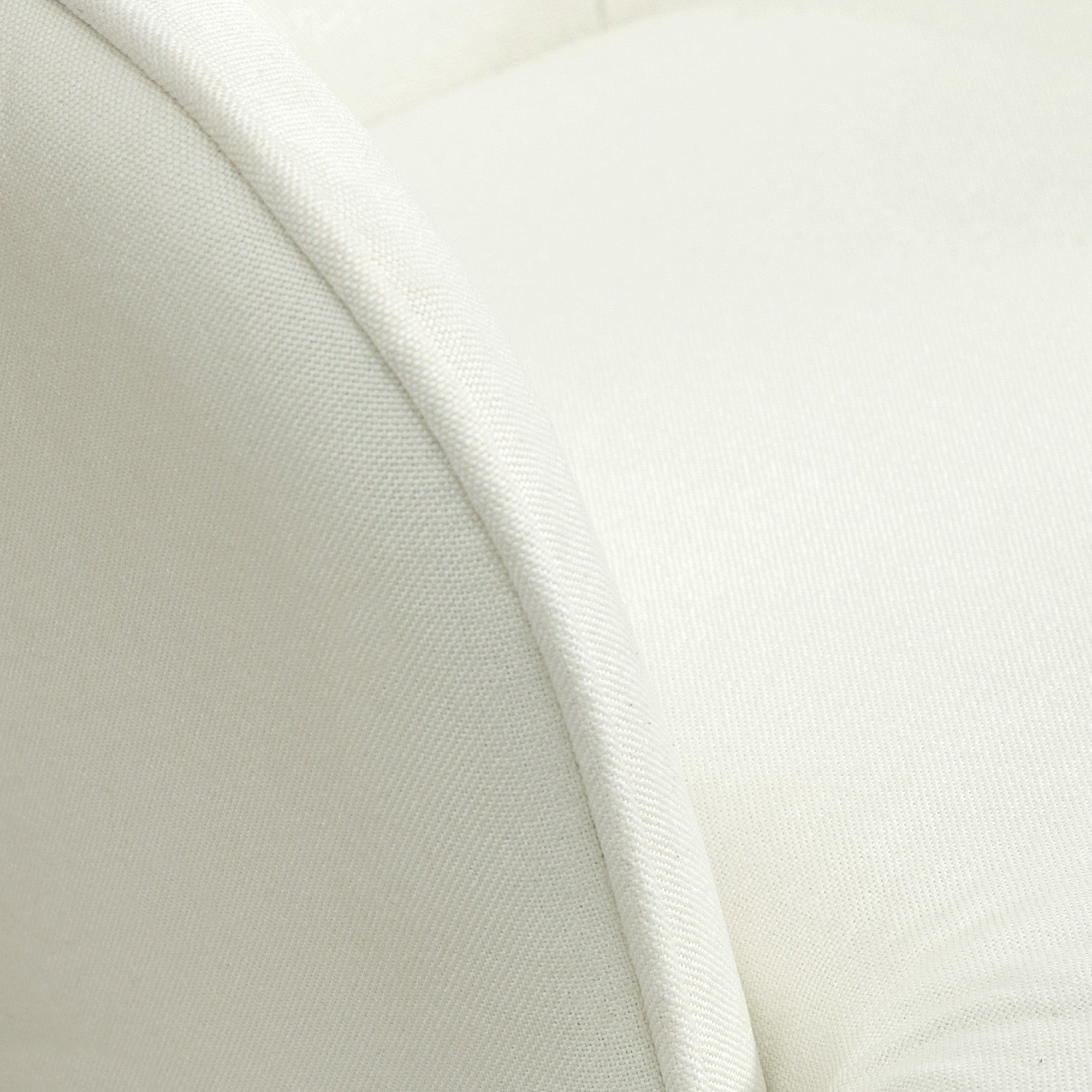 Keinutuoli ja rahi – valkoinen verhoiltu pyökkijalkainen nojatuoli rentoutumiseen