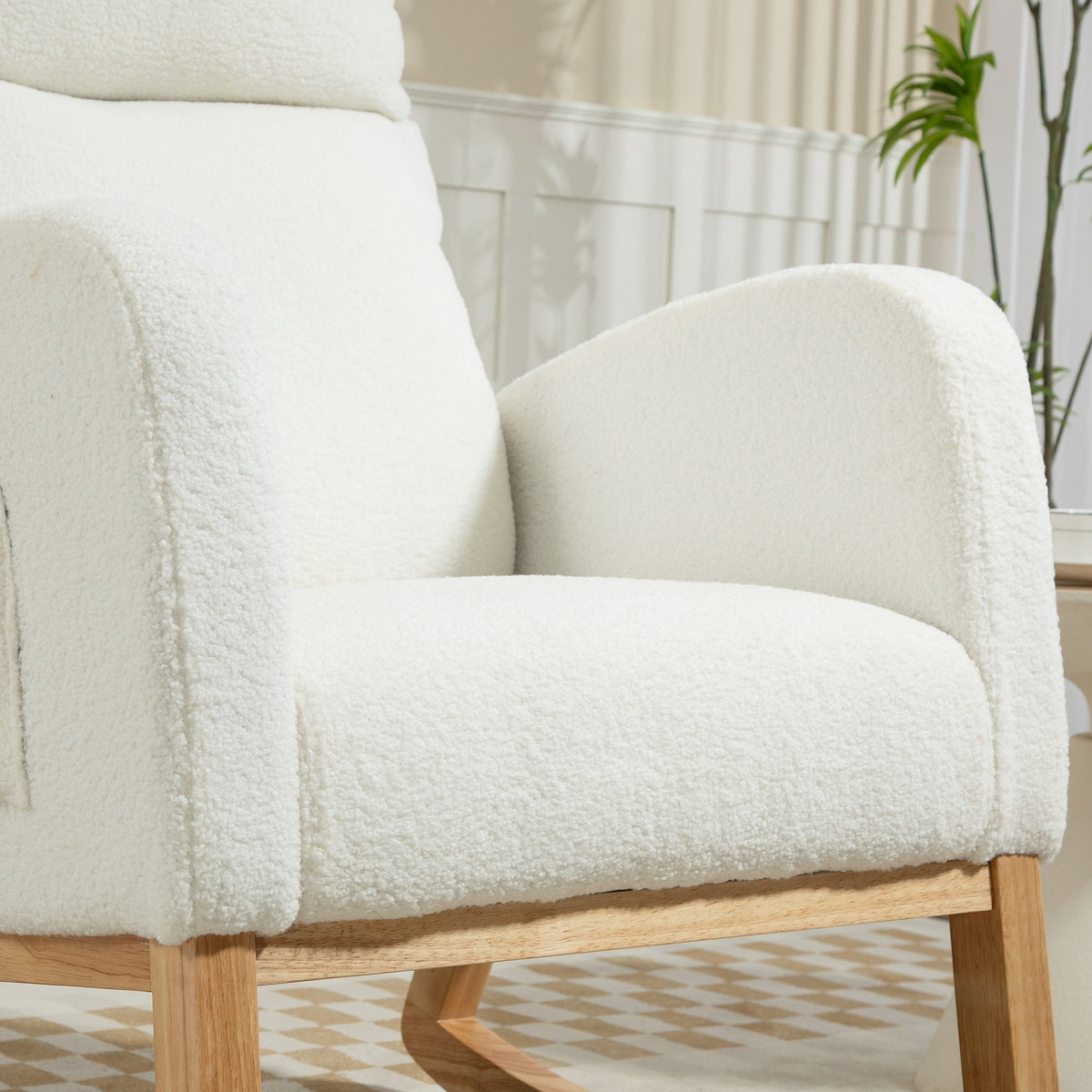 Gungstol med teddytyg – Pehmustettu Schaukelsessel med sidfickor, 21 cm sits och 20 cm ryggstöd, krämvit