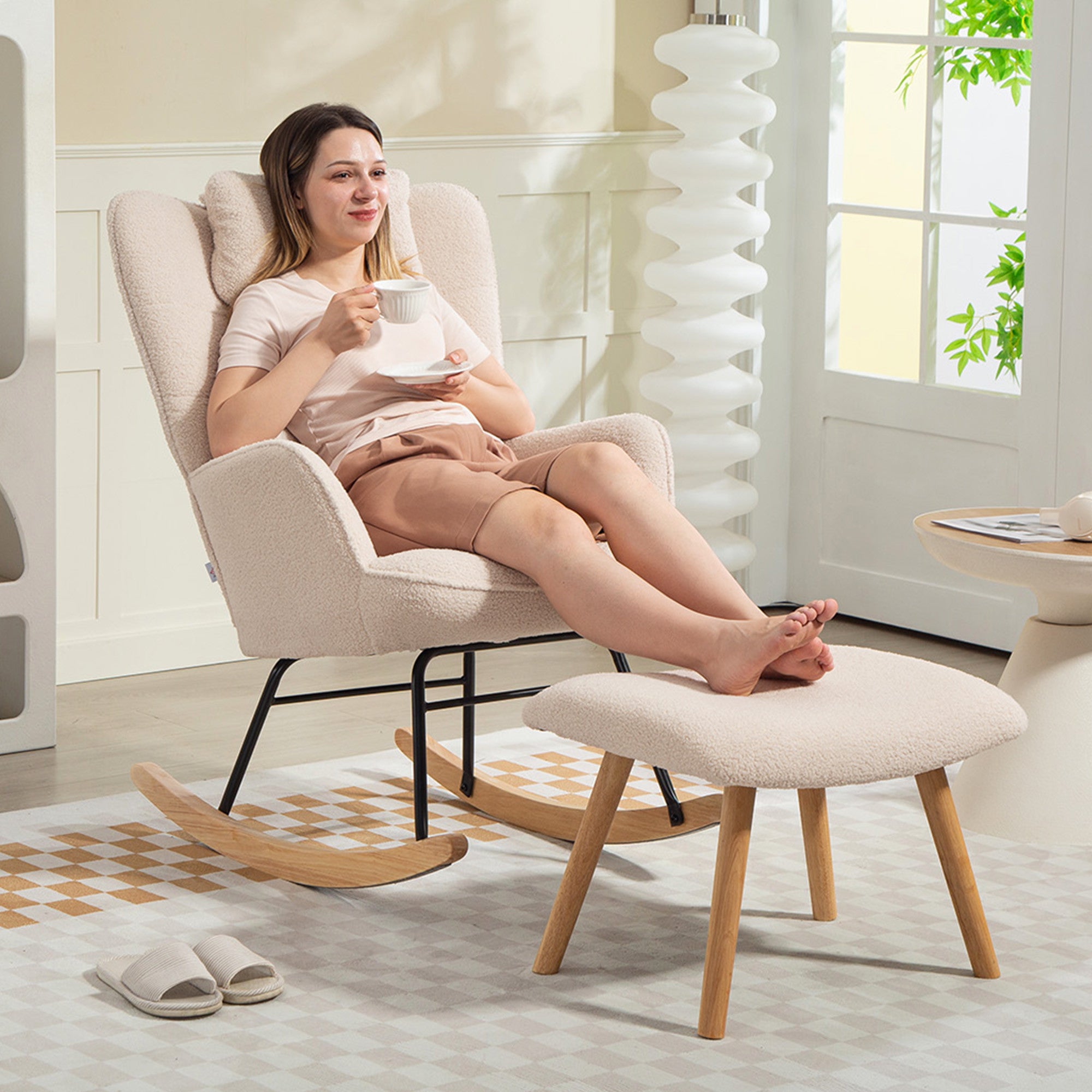 Keinutuoli jalkarahilla – ergonominen beige keinutuoli pehmeällä fleecekankaalla, pyökkijalat ja teräsrunko, kantavuus 120 kg