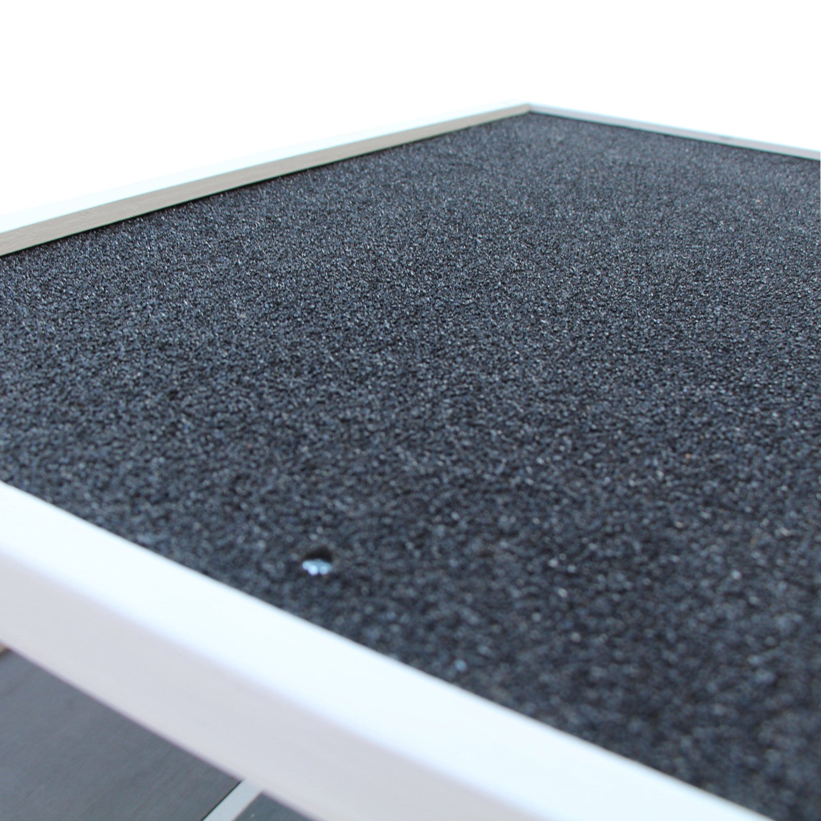 Nelikerroksinen kissatalo ulko- ja sisäkäyttöön – Tukeva puinen kissamökki kolmella kololla ja asfalttikatolla