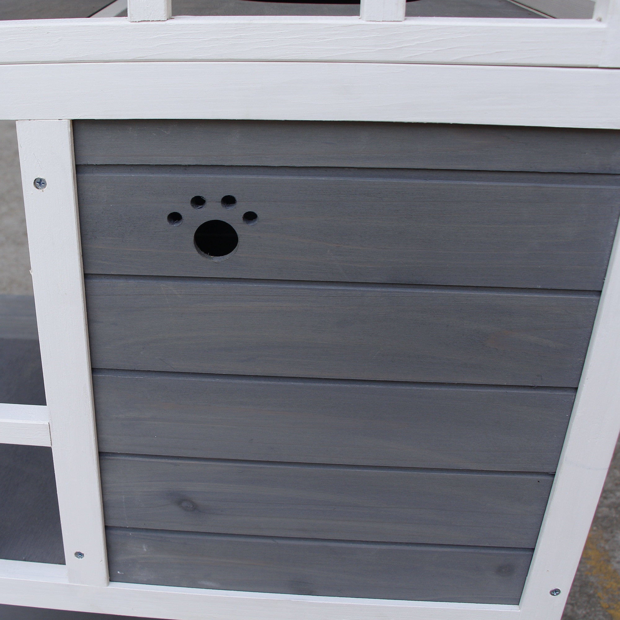 Nelikerroksinen kissatalo ulko- ja sisäkäyttöön – Tukeva puinen kissamökki kolmella kololla ja asfalttikatolla