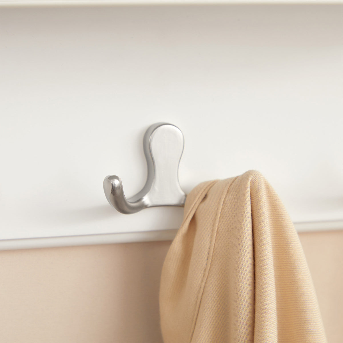 SONGMICS Vit väggkrokställning – 4 dubbla krokar, MDF- och metallkonstruktion, dekorativ hylla, 40 x 10,5 x 10,5 cm