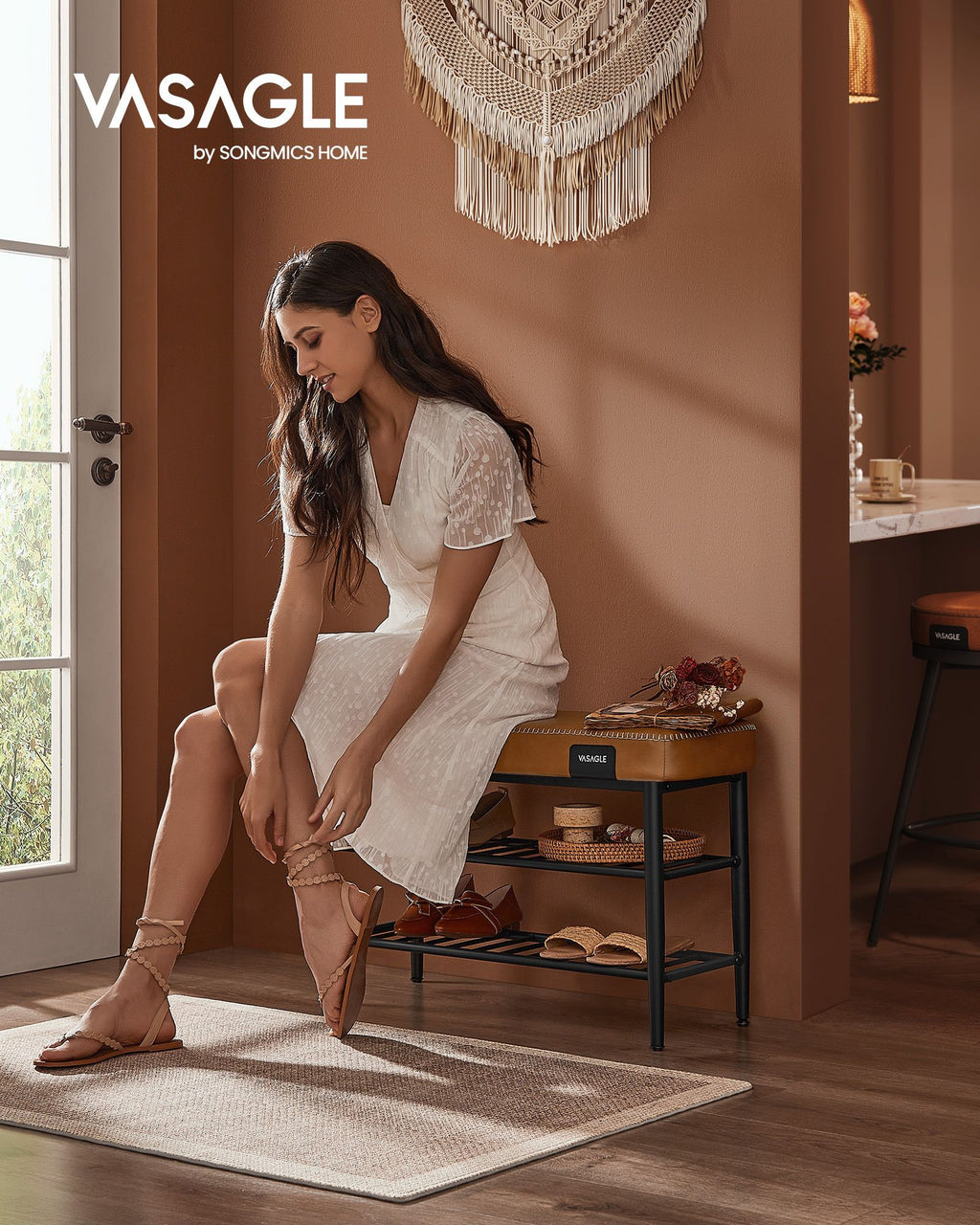 VASAGLE EKHO Kenkäpenkki keinonahkaisella 8 cm istuimella ja kolmella hyllyllä, karamellinvärinen, tukeva teräsrunko