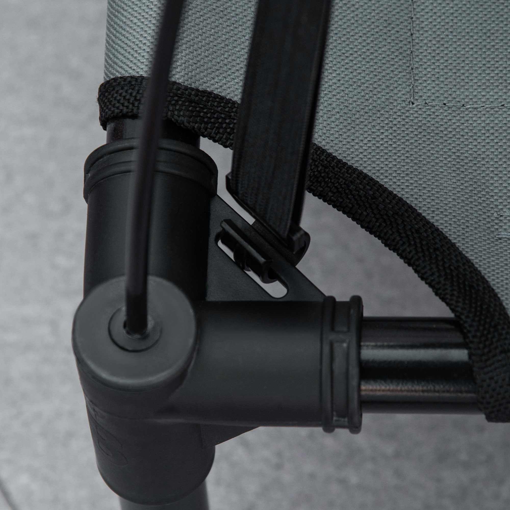 Korkealla oleva lemmikkisänky katoksella – hengittävä ulkosänky pienille ja keskikokoisille koirille