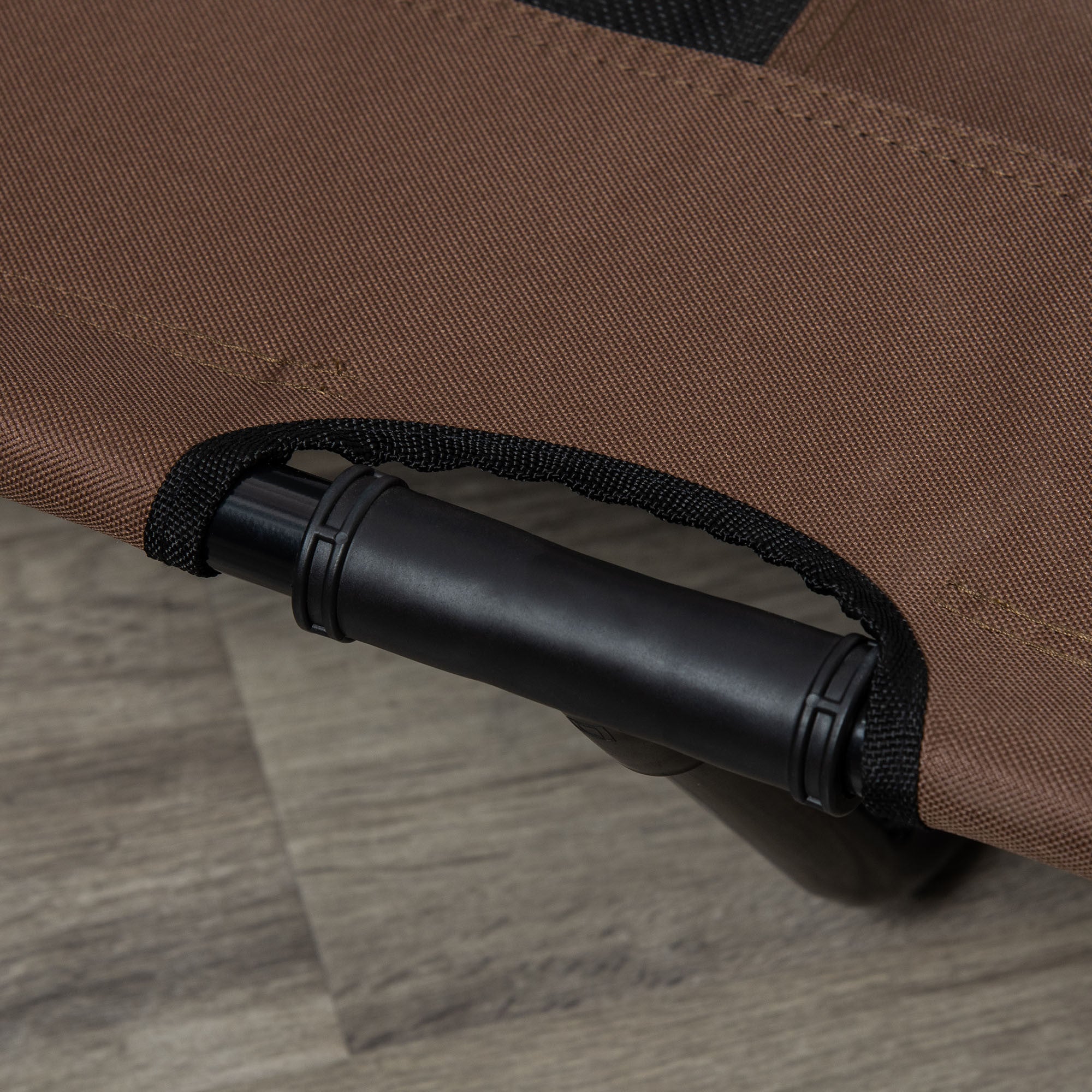 Korotettu koiransänky suurille koirille – ruskea/musta, 122 cm, kantavuus 60 kg