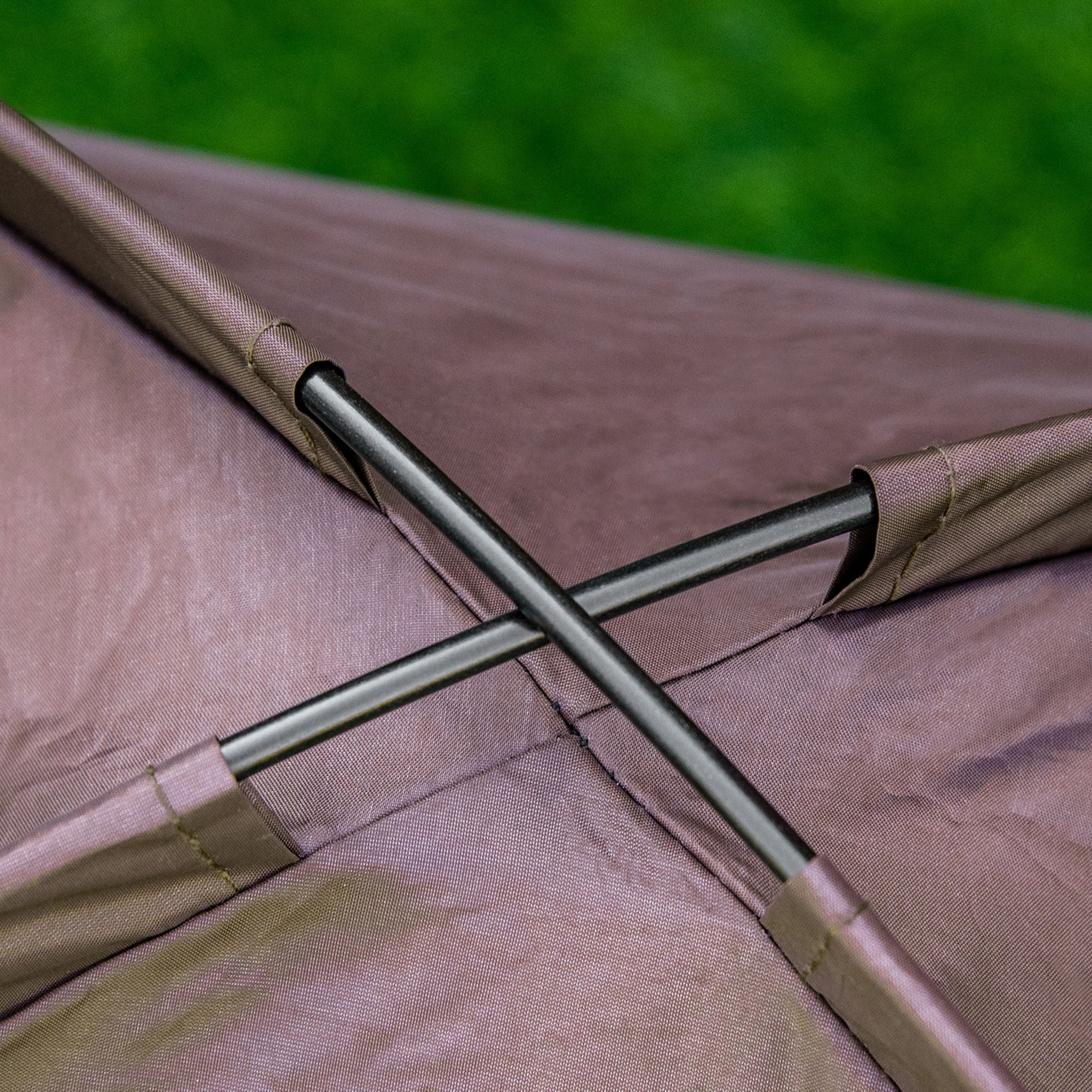 Korkealla oleva lemmikkisänky katoksella – hengittävä ulkosänky pienille ja keskikokoisille koirille, ruskea