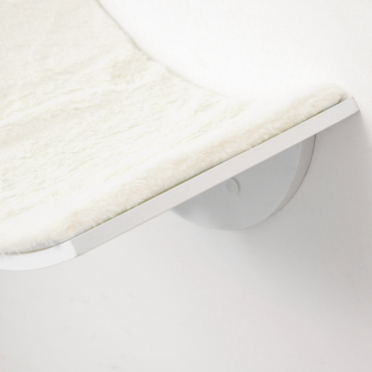 Väggmonterad katt hylla med fleece – vit, 41 cm, max. 10 kg