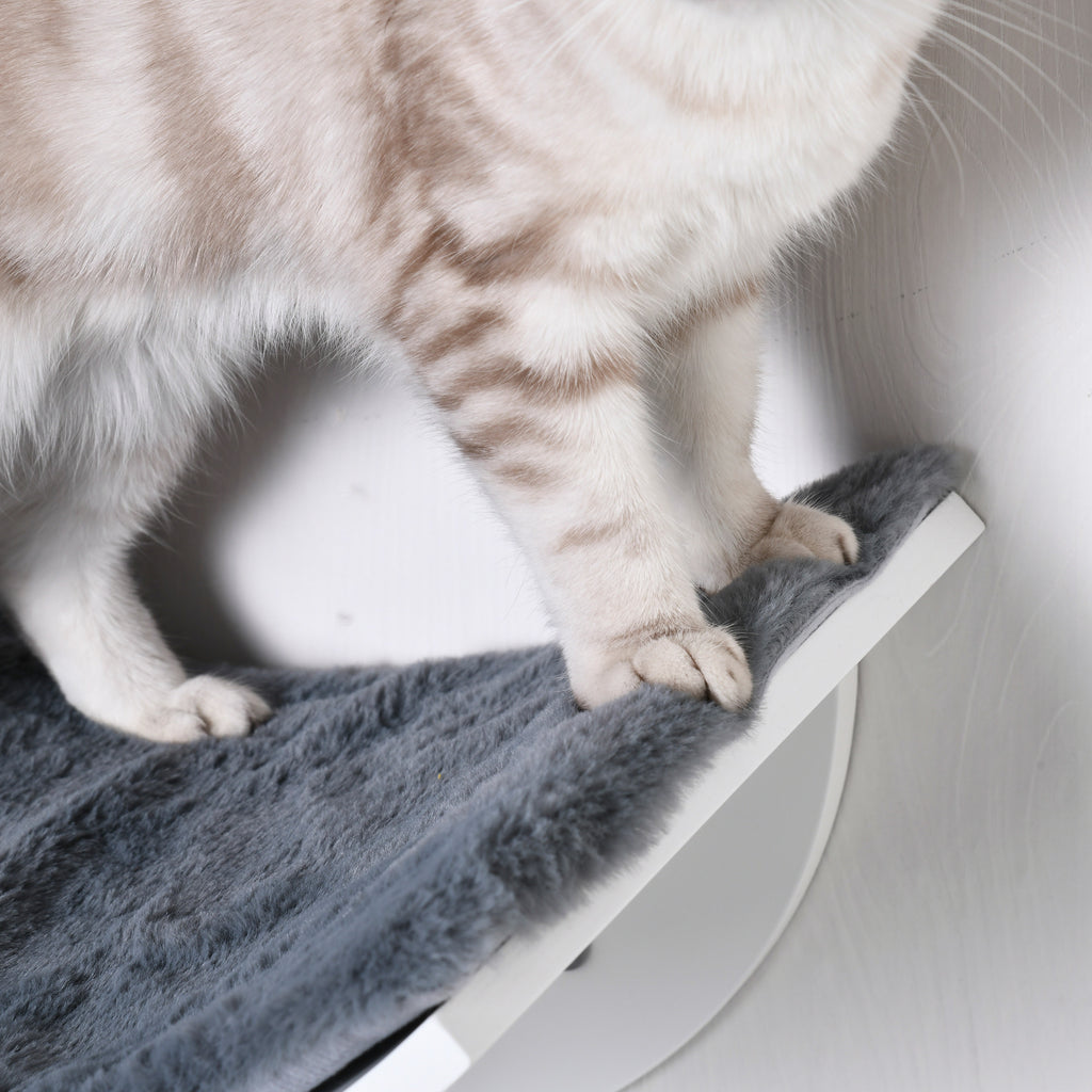 Seinään kiinnitettävä kissanhylly fleecellä – valkoinen/harmaa, 41 cm, enintään 10 kg